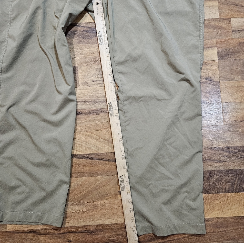 Under Armour Men’s Khaki Pants Size 40x30 Loose Fit Stretch Performance - Picture 6 of 6